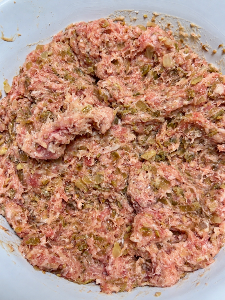 炒めた舞茸と玉ねぎを合いびき肉に混ぜ込んだハンバーグの肉だね