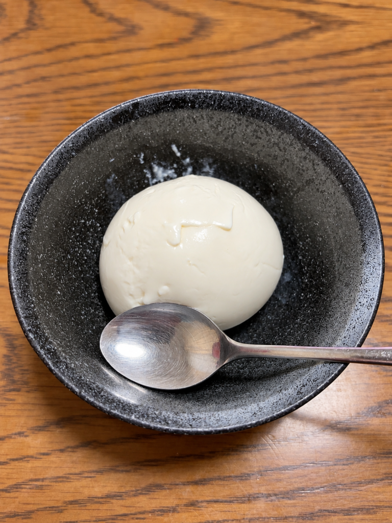 黒い器に出した牧家の白いプリン